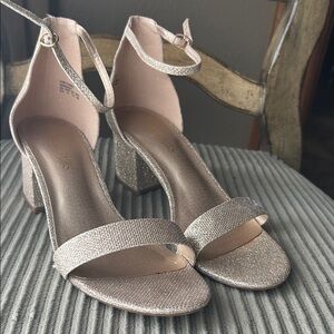 Dream Pairs Gold 2 inch heels 9.5 Women’s